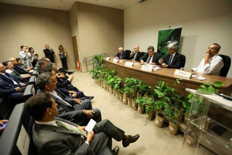 O ministro Sarney Filho formaliza apoio do minist&eacute;rio &agrave; campanha deste ano