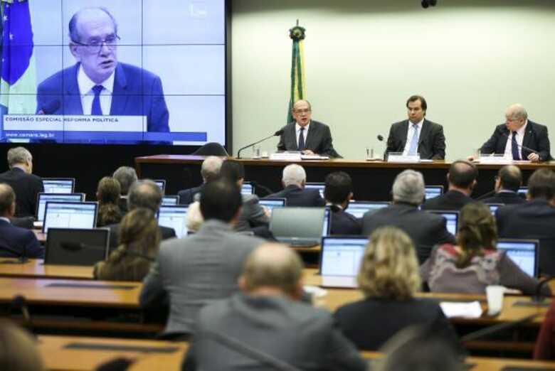 Bras&iacute;lia - Os presidentes do TSE, Gilmar Mendes, e da C&acirc;mara, Rodrigo Maia, durante o Semin&aacute;rio Internacional sobre Sistemas Eleitorais
