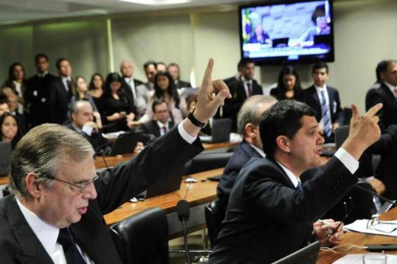 Ministros debatem no senado sobre os problemas da carne brasileira