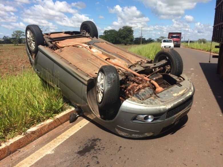 Carro ficou com as  quatro rodas para cima