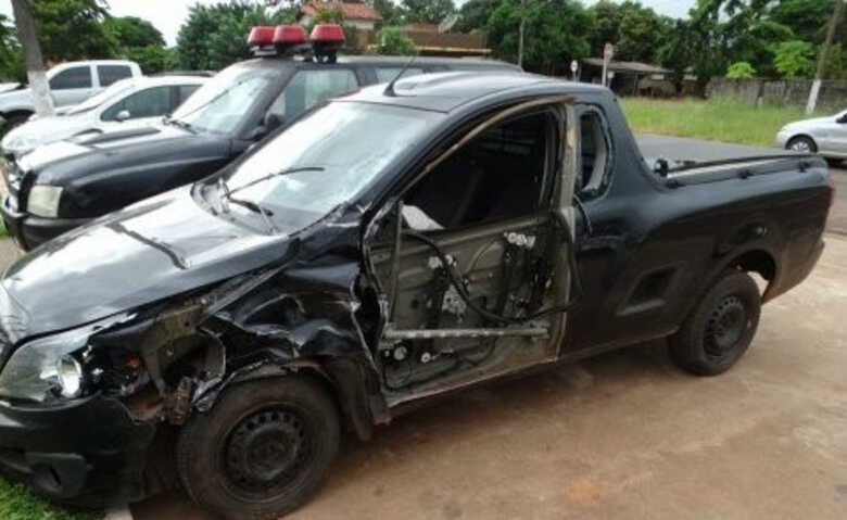 Lateral da pick-up ficou destruída