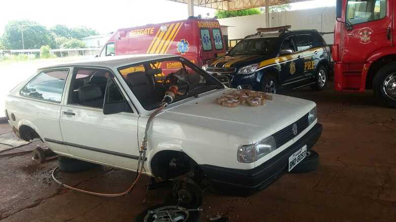 As rodas do veículo foram retirados para localizar a droga
