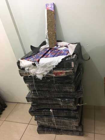 Os entorpecentes eram transportados no interior de um dos ve&iacute;culos apreendidos