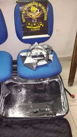 Cocaína era transportada nas laterais da mala de viagem