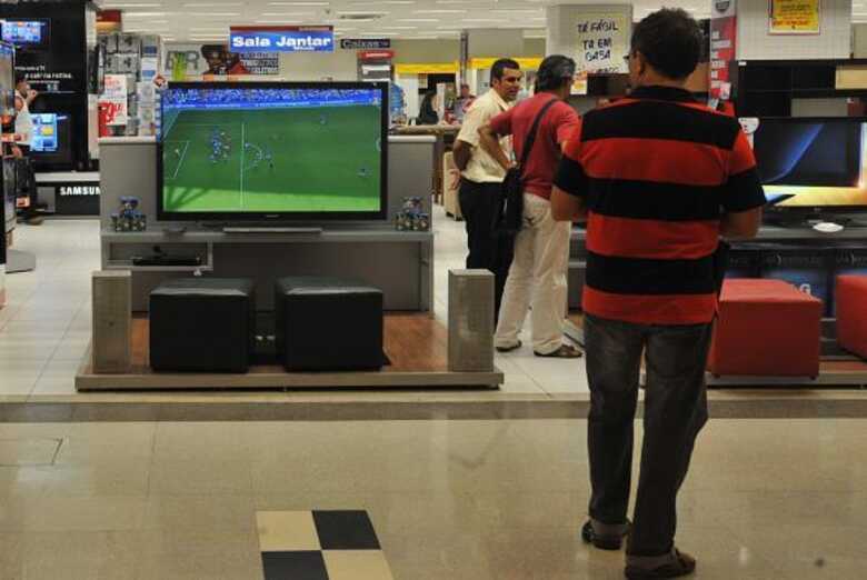 Pesquisa indica que 58,5% dos consumidores pretendem cortar gastos em mar&ccedil;o, enquanto 30,9% dizem que manter&atilde;o despesas