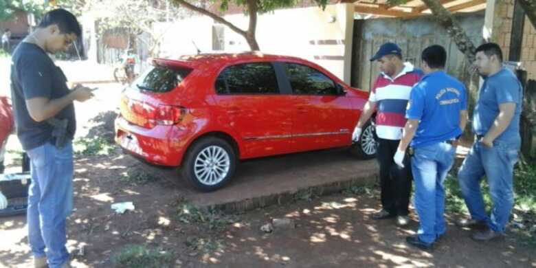 Os tiros acertaram os muros da casa e pneus do ve&iacute;culos