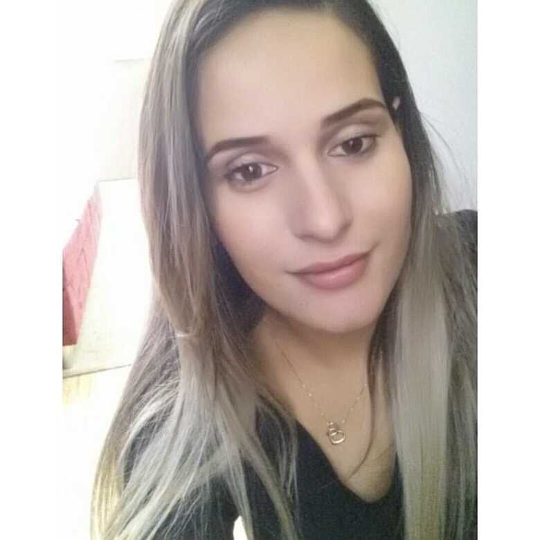 Adriana est&aacute; gr&aacute;vida de seis meses