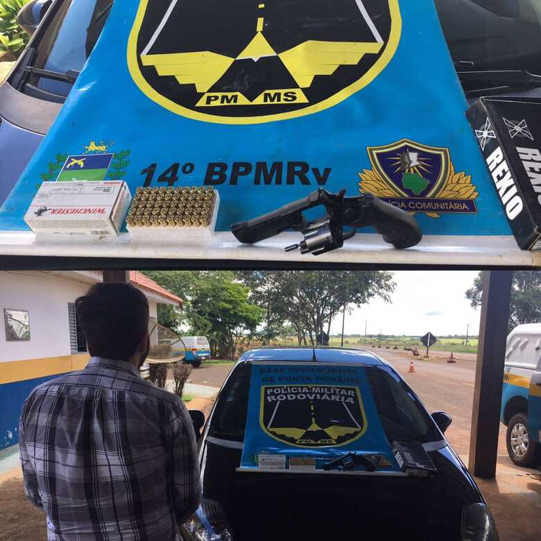 Com o jovem foram apreendido uma arma calibre 38 com 50 muni&ccedil;&otilde;es