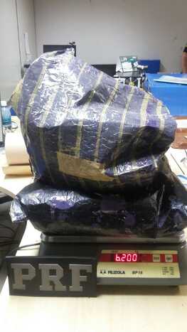 Cocaína foi encontrada escondida em mala de viagem