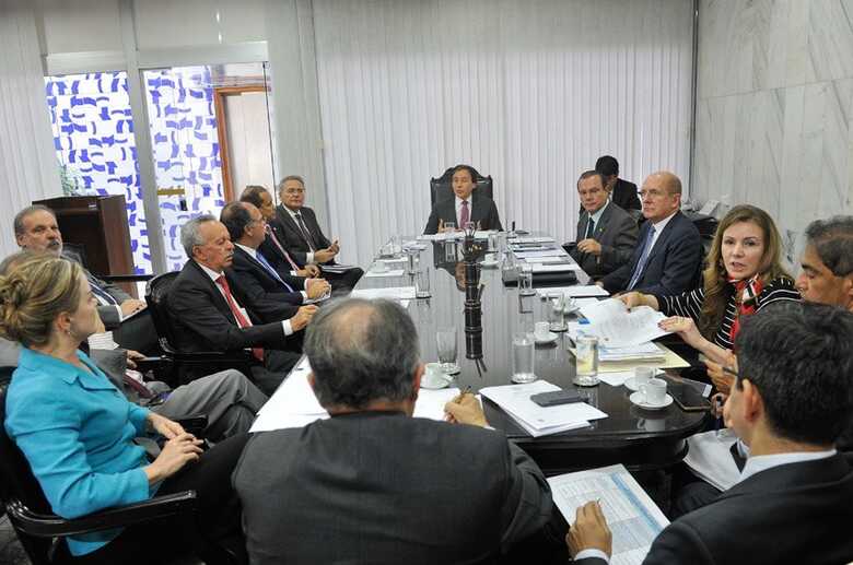 Na reuni&atilde;o de l&iacute;deres com o presidente da Casa, Eun&iacute;cio Oliveira (PMDB-CE)