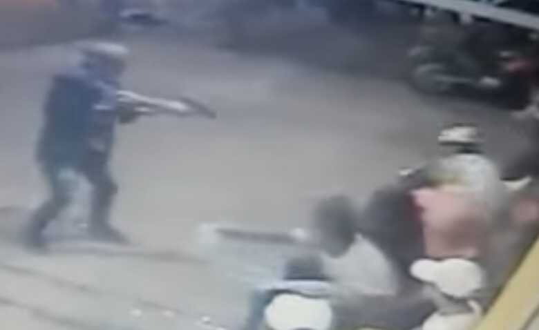 Jovem de 17 anos, mira e atira contra rival de 16 em conveni&ecirc;ncia