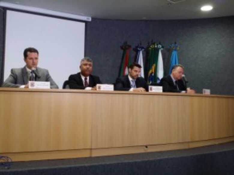 Coletiva de imprensa na Pol&iacute;cia Federal de Curitiba (PR)