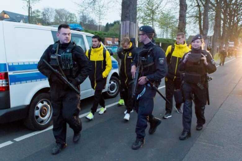 Jogadores do Borussia Dortmund são escoltados pela polícia após a explosão