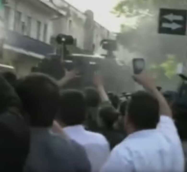 Manifestantes colocam fogo no congresso e entram em confronto com a Pol&iacute;cia Nacional