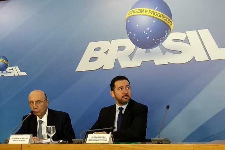 Os ministros Henrique Meirelles e Dyogo Oliveira anunciam aumento da previsão de déficit fiscal para 2018
