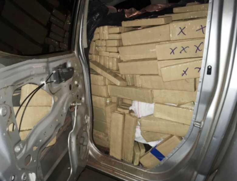 Droga era transportada nos bancos, carroceria e nas portas do ve&iacute;culo