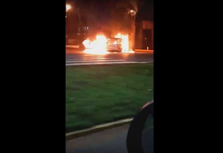 Vídeo mostra carro incendiado em Ciudad del Este na madrugada desta segunda-feira (24) (Fo