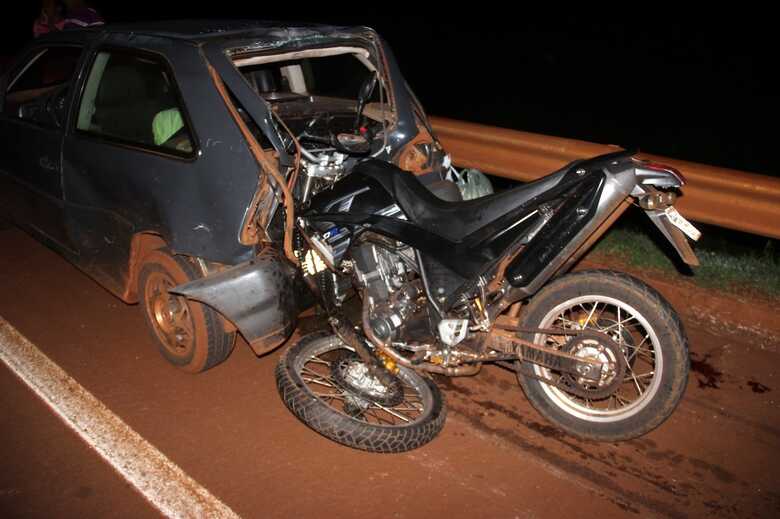 Moto ficou prensada na traseira do carro