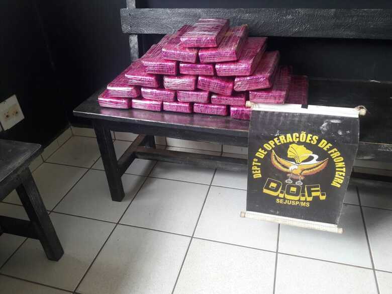 Entorpecentes estavam em posse da adolescente