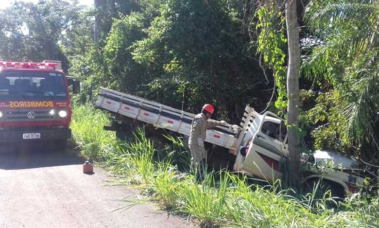 Ve&iacute;culo colidiu em uma &aacute;rvore as margens da BR-262