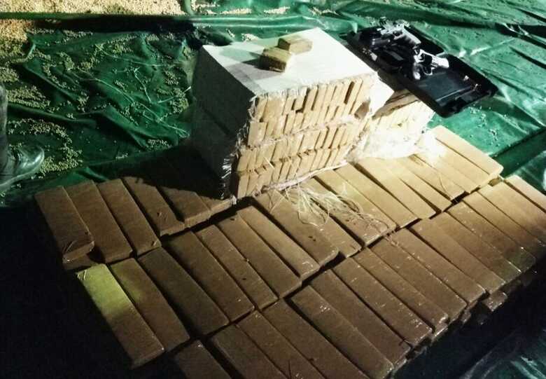 Os entorpecentes e as armas foram entregues na Pol&iacute;cia Federal