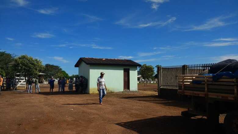 Familiares e moradores acompanharam a chegada dos nove corpos em Colniza