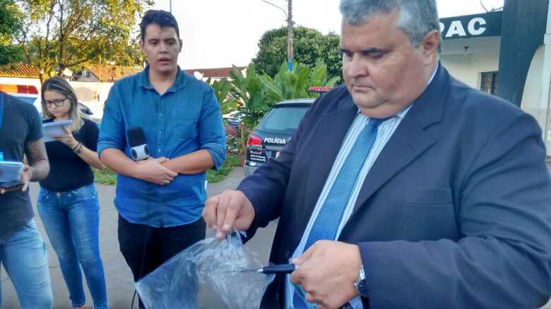 Delegado apresenta a faca usada no crime