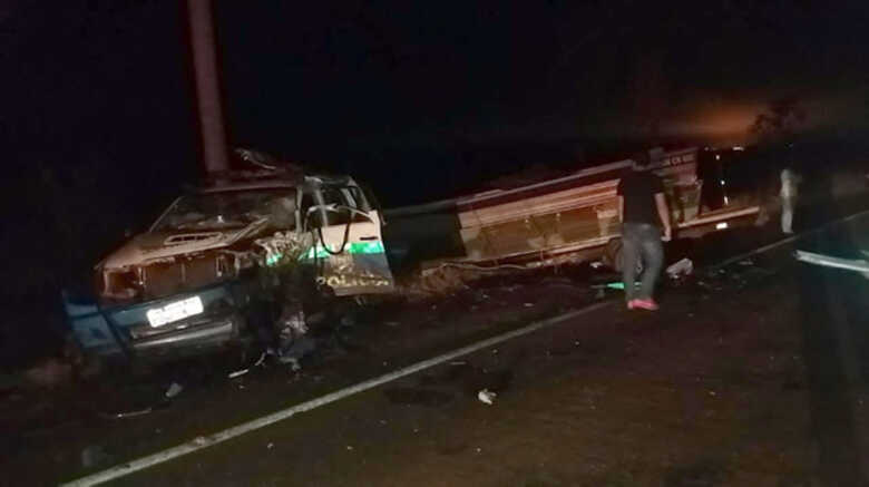 Viatura ficou destru&iacute;da com dois militares presos nas ferragensu