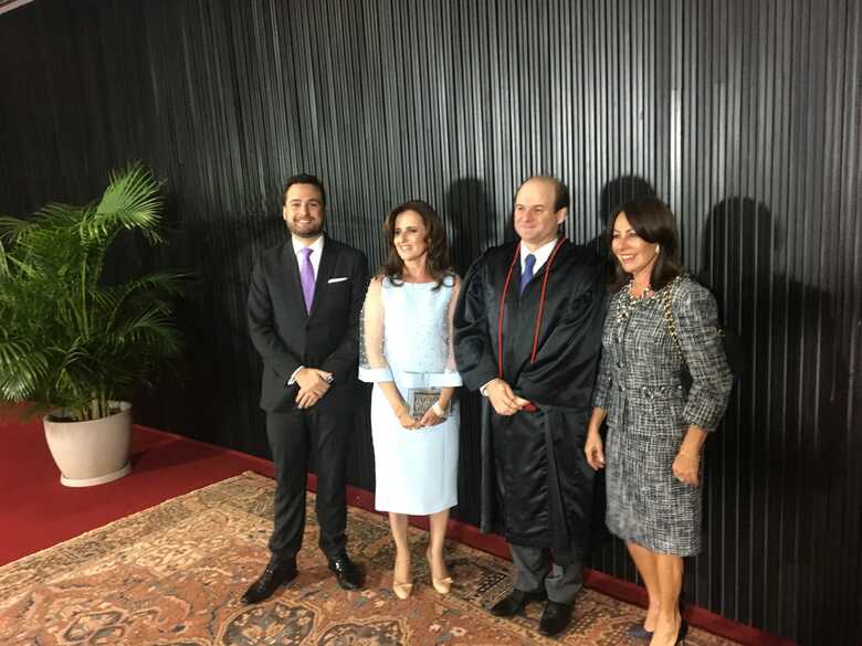 O advogado Daniel Castro, Ludmila Galv&atilde;o Vieira de Carvalho, o ministro Tarc&iacute;sio Vieira de Carvalho Neto e a desembargadora T&acirc;nia Garcia
