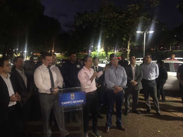 Prefeito Marquinhos Trad e ao lado o vereador João Rocha