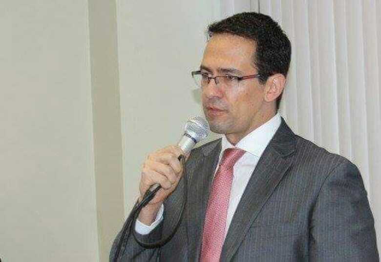 Juiz de Direito, em subst. legal, M&aacute;rio Jos&eacute; Esbalqueiro J&uacute;nior