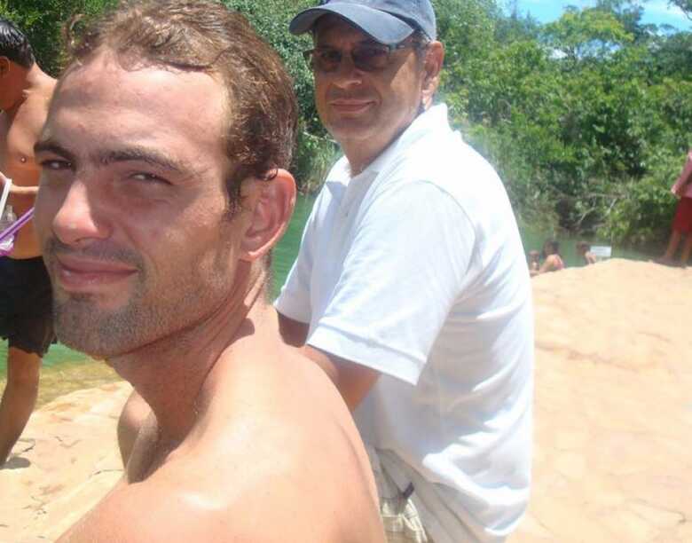 Dois corpos são encontrados carbonizados em veículo