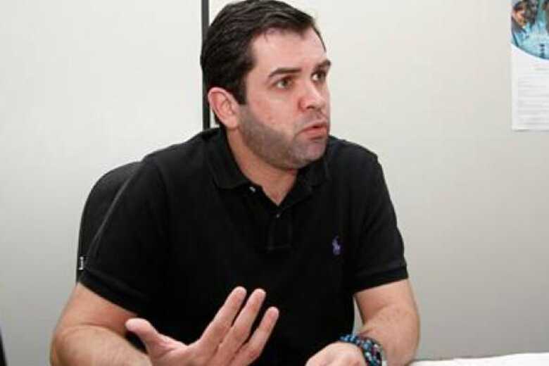 Quebrando a "tradi&ccedil;&atilde;o", Carlos Coimbra deve assumir HU