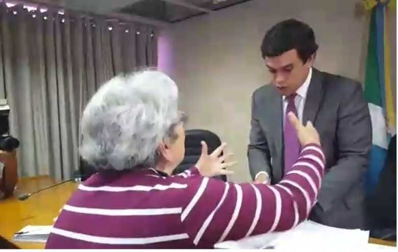 Idosa protesta contra reforma diante de deputado