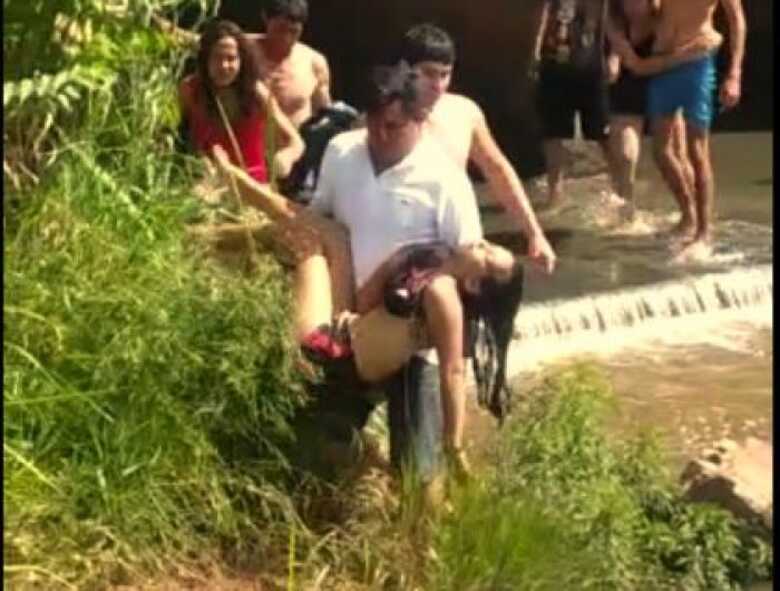 Amigos tentando salvar a jovem