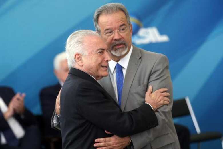 Brasília - O presidente Michel Temer dá posse a Raul Jungmann como ministro Extraordinário da Segurança Pública, em cerimônia no Palácio do Planalto