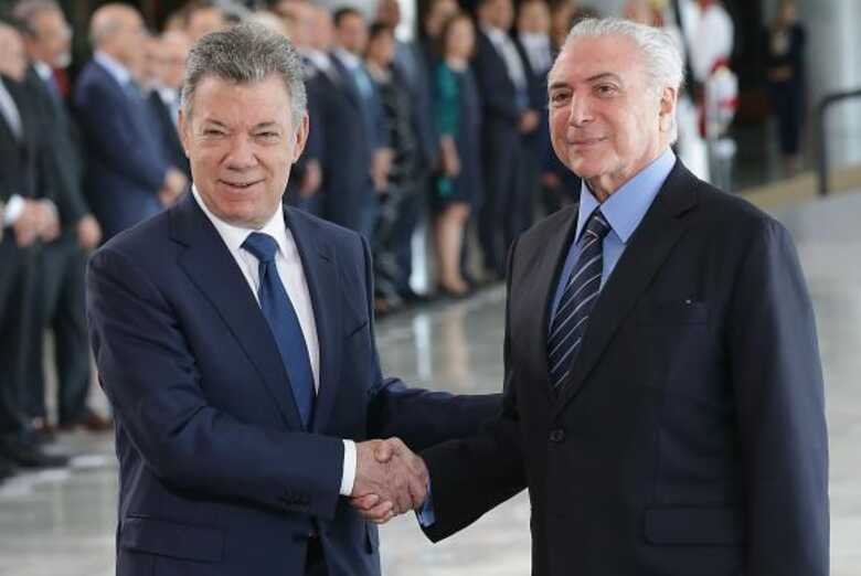 Os presidentes Michel Temer, da República, e Juan Manuel Santos, da Colômbia, se cumprimentam, no Palácio do Planalto