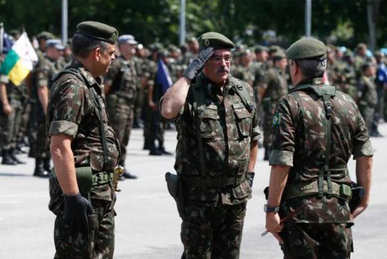 O chefe de Gabinete de Intervenção, general Mauro Sinott, faz a transmissão do cargo de comando da 1ª Divisão de Exército ao general Antônio Manoel de Barros, na Vila Militar