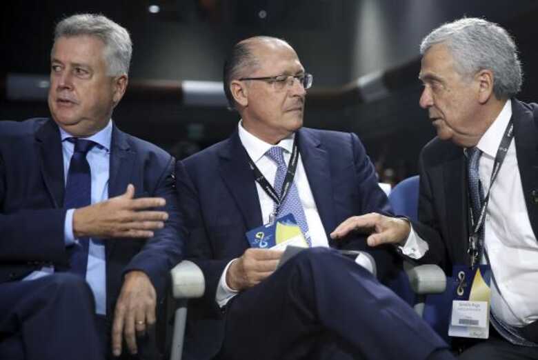 Os governadores do DF, Rodrigo Rollemberg de São Paulo, Geraldo Alckmin, e o presidente do Conselho Mundial da Água, Benedito Braga, durante o Painel Crises Hídricas no Brasil José Cruz/Agência Brasil