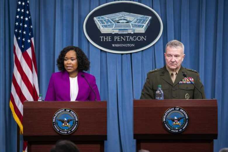 A porta-voz do Departamento de Defesa dos Estados Unidos, Dana W. White, e o diretor do Estado-Maior dos Estados Unidos, general Kenneth F. MacKenzie Jr, falam sobre a ofensiva à Síria