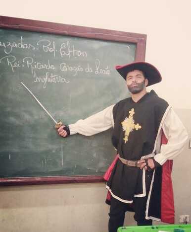 Professor se fantasia para dar aulas de Hist&oacute;ria