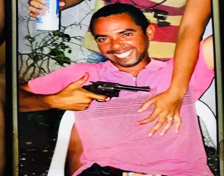 Laercio Santos da Silva vulgo Carioca com arma de fogo em foto postada em mídia social.