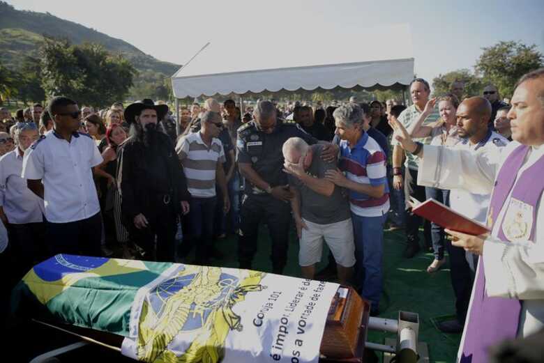 Enterro do capitão Estefan Contreiras no Cemitério Jardim da Saudade
