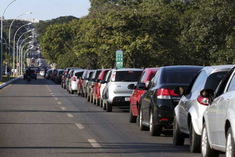 Em alguns pontos da cidade, filas para abastecimento chegaram a 4 quilômetros