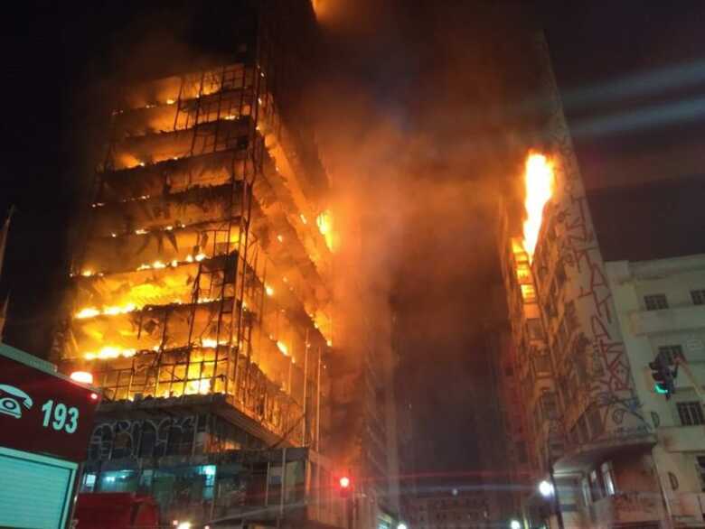 Um segundo prédio, próximo ao que desabou, também foi atingido pelo incêndio