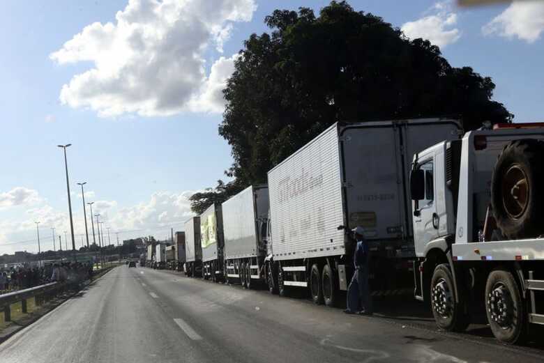 Com greve dos caminhoneiros, mercadorias não chegam aos portos e afetam exportações brasileiras, segundo associação