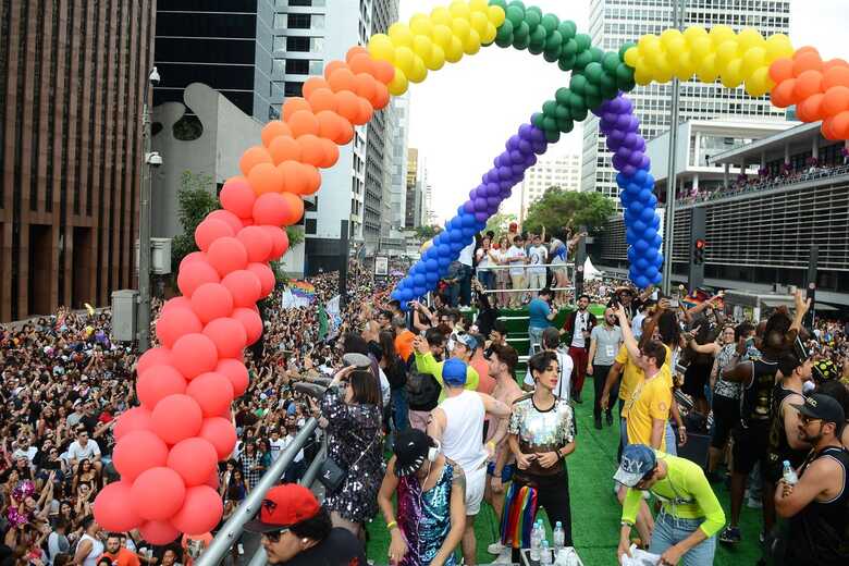 Quase 20 trios elétricos animam o público da 21ª Parada do Orgulho LGBT, na Avenida Paulista