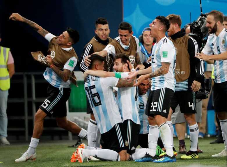 Lionel Messi e companheiros, da Argentina, comemoram o segundo gol da equipe