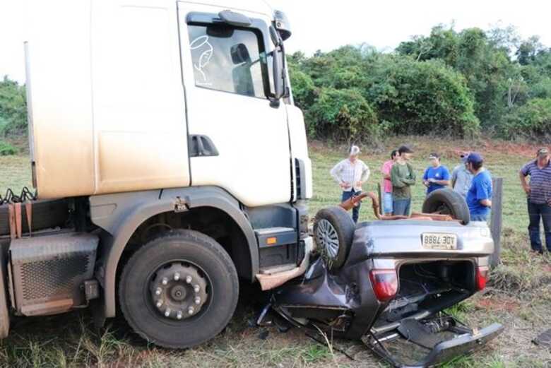 Vítima morreu na hora presa às ferragens