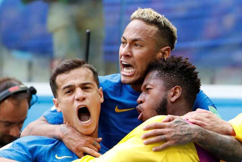 Phillipe Coutinho, Neymar e Fred comemoram o primeiro gol da partida contra a Costa Ric